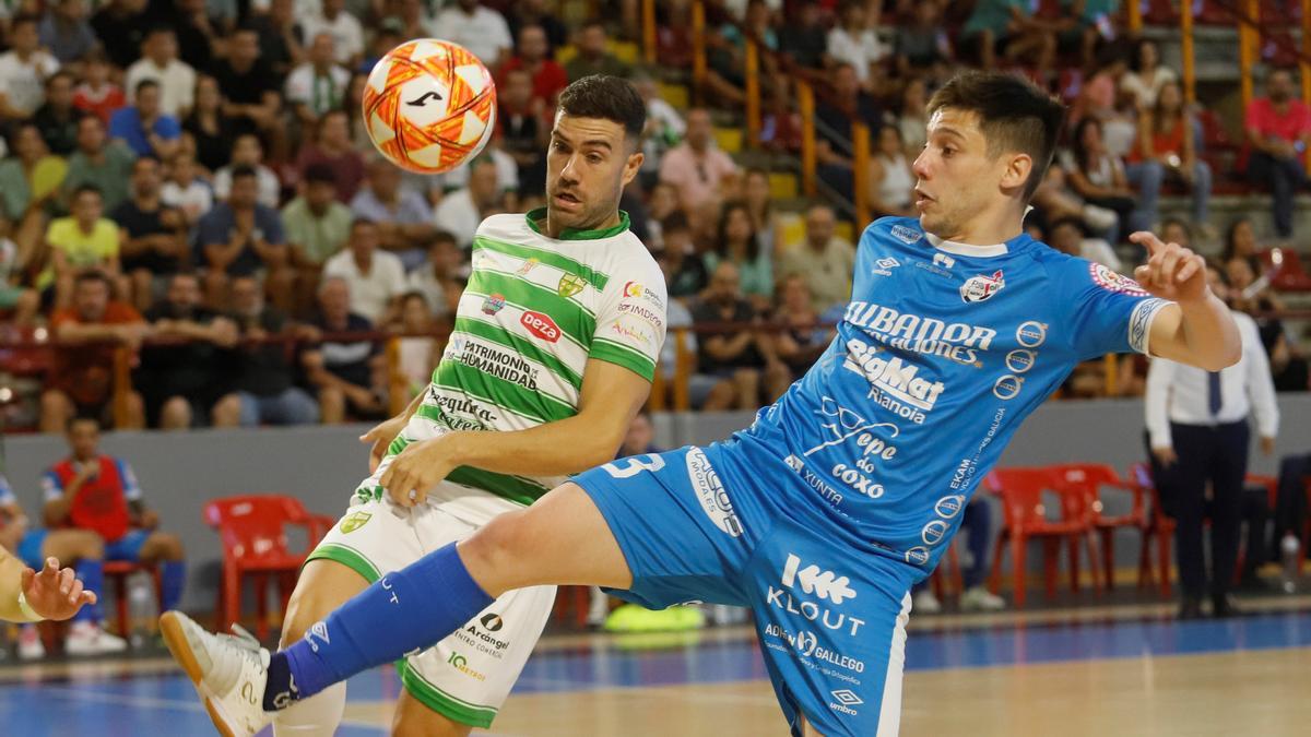 Saura controla el balón en el partido de la primera vuelta entre el Córdoba y el Noia.