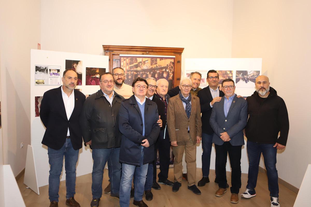 Algunos de los portadores del Cristo, junto al alcalde y los presidentes del Paso Morado y su fundación.