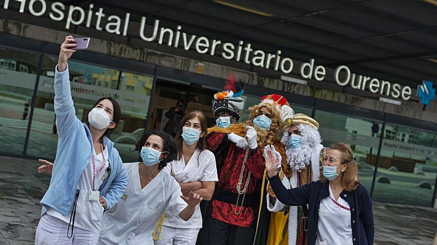 Un grupo de sanitarias se hace un ‘selfie’ con los Reyes. |   // BRAIS LORENZO