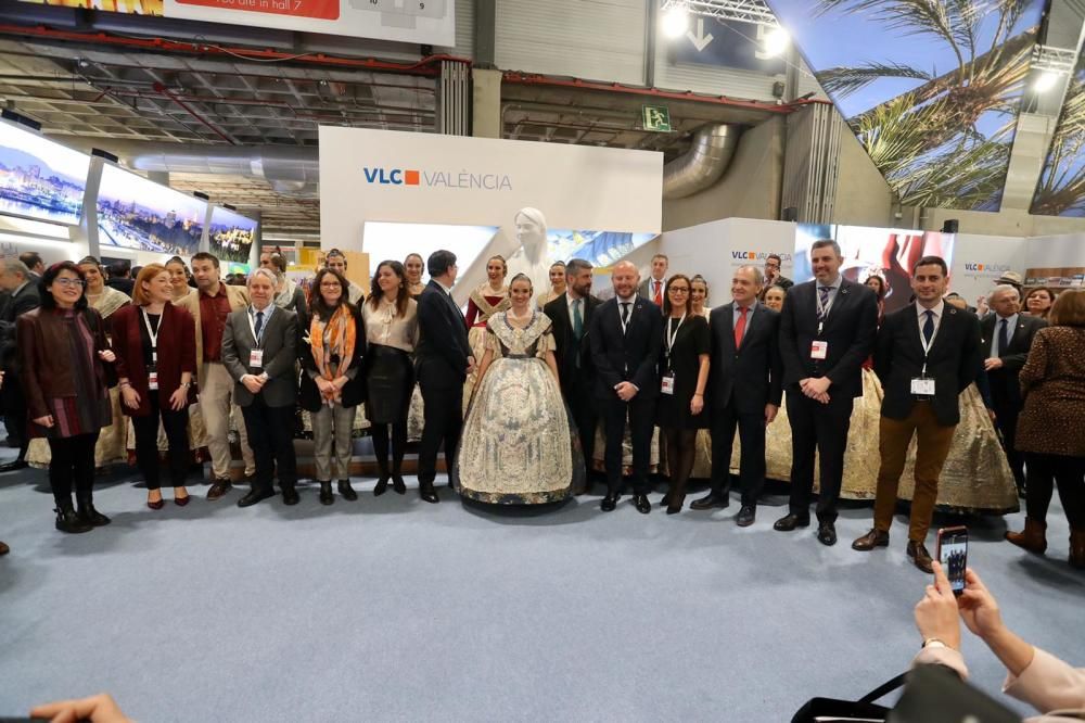 Consuelo y la corte visitan la Fábrica de Tapices y Fitur