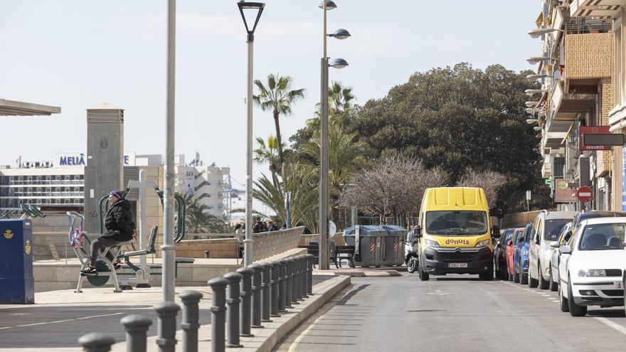 Los vecinos del Raval Roig de Alicante apoyan una reducción del tráfico aunque rechazan la peatonalización
