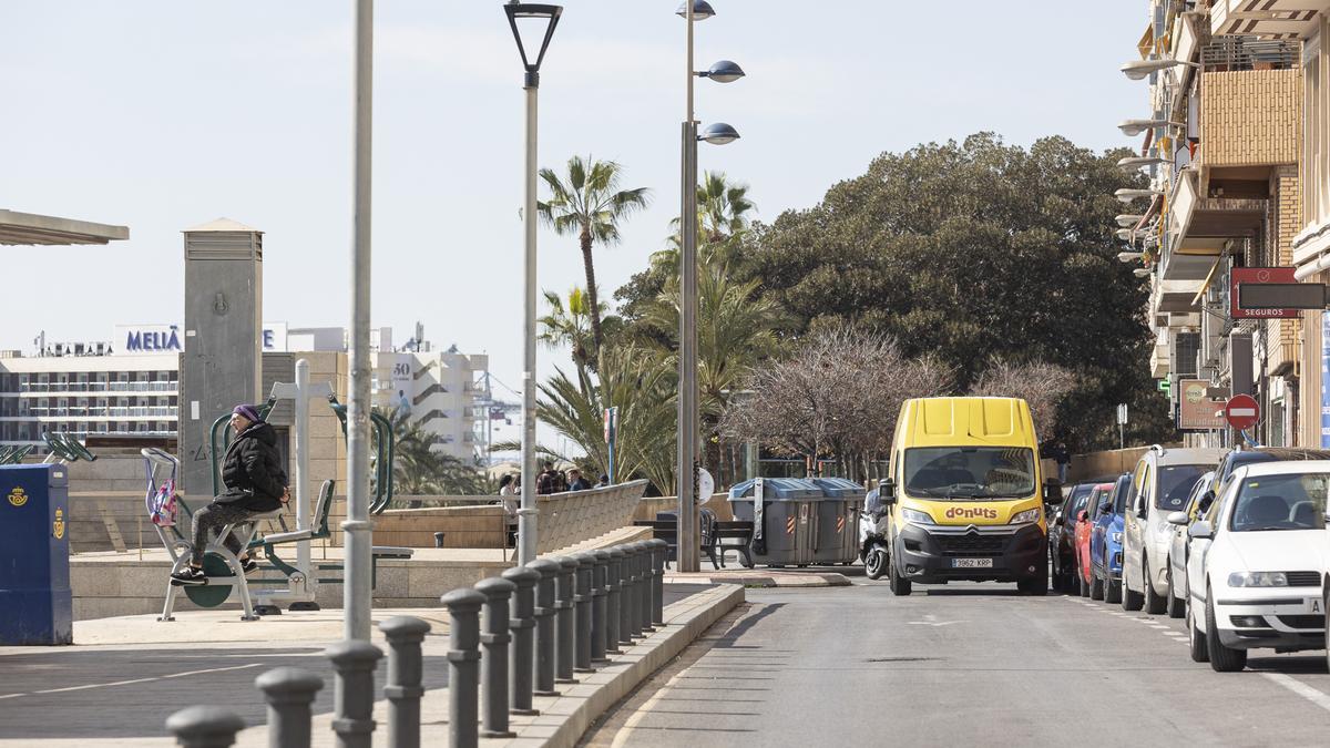 Un vehículo de reparto accede a la calle Virgen del Socorro del Raval Roig de Alicante.