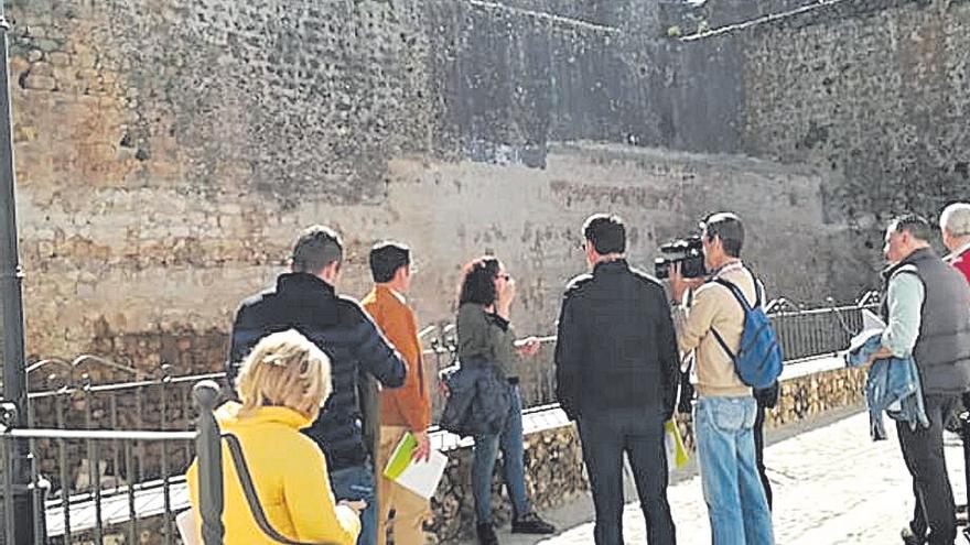 Grupo de visitantes en el castillo de Hornachuelos, que se va a restaurar ahora.