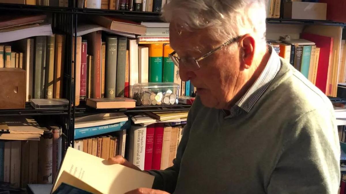 Juan Fernando Ortega Muñoz, en su biblioteca