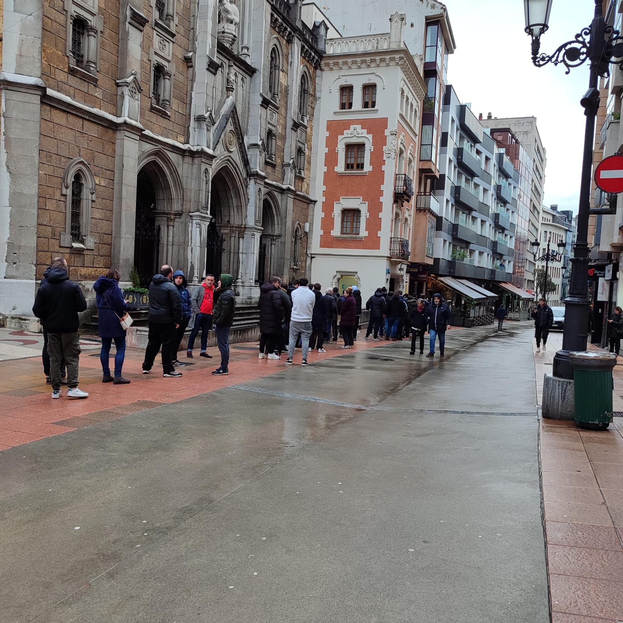 En imágenes: Largas colas desde las cuatro de la madrugada en en Caveda para conseguir una entrada a Ferrol