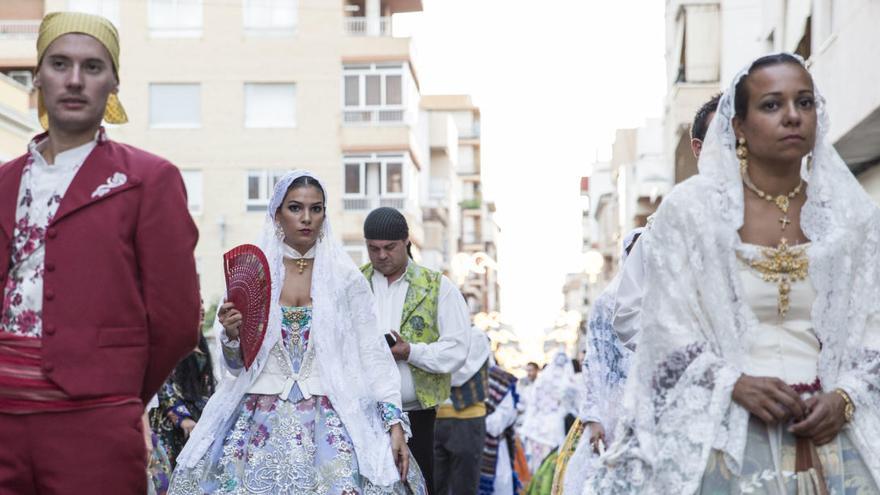 Uno de los desfiles de las fiestas de Fallas en Elda