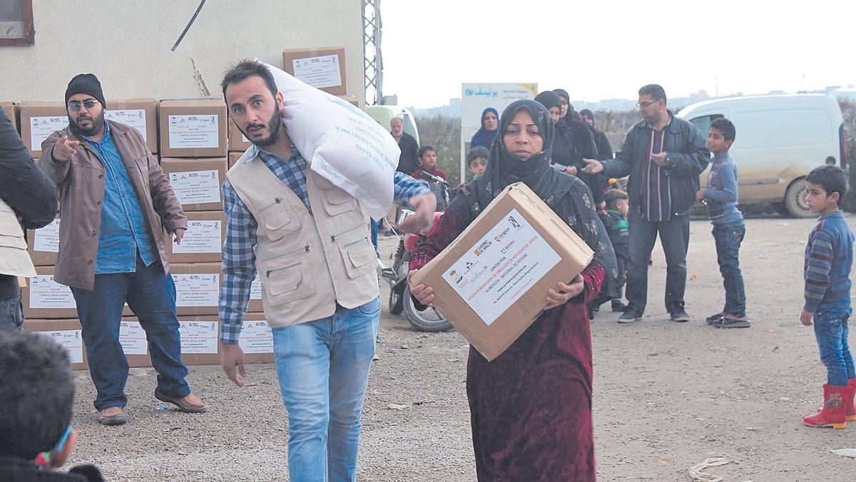 Refugiados sirios reciben ayuda humanitario en Líbano.