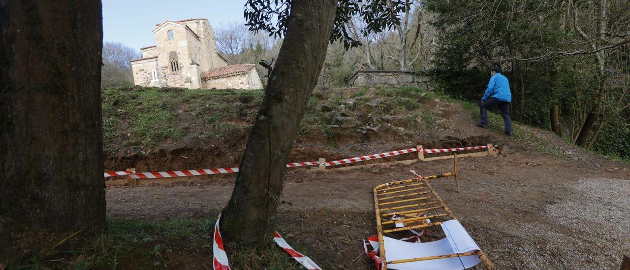 Un paseante camina junto a las obras que está acometiendo el Principado en los accesos a San Miguel de Lillo. | Miki López