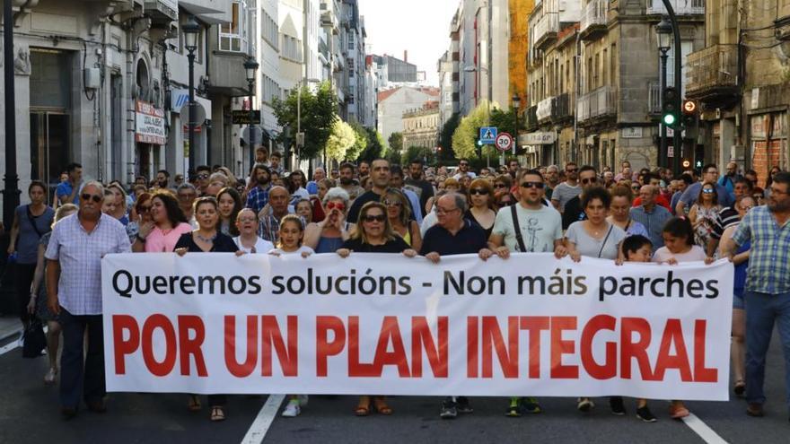 Los vecinos marchando esta tarde en señal de protesta. // E.V.