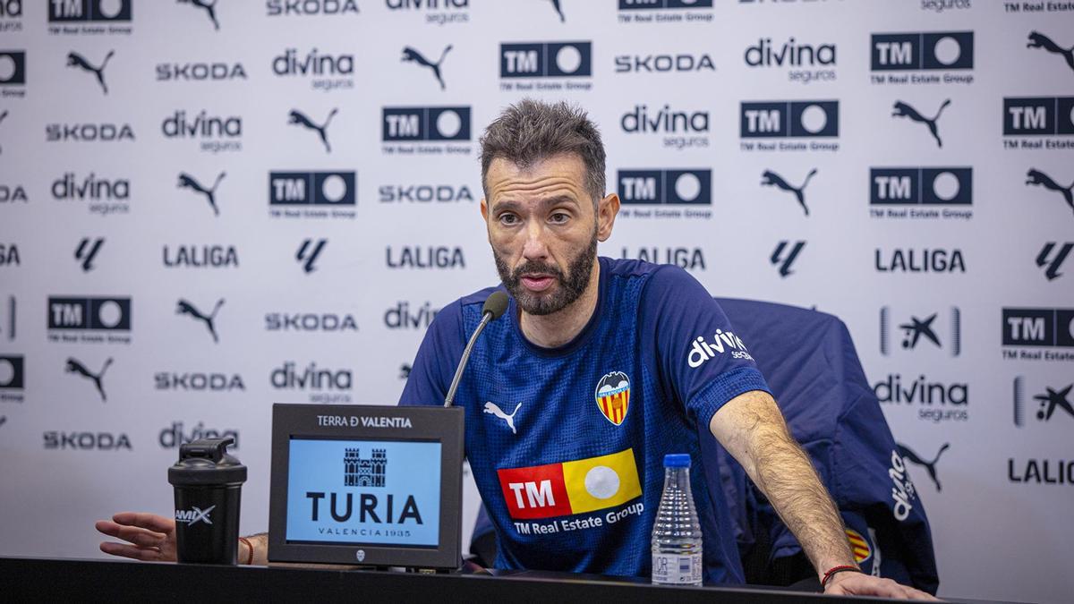 Carlos Corberán en rueda de prensa