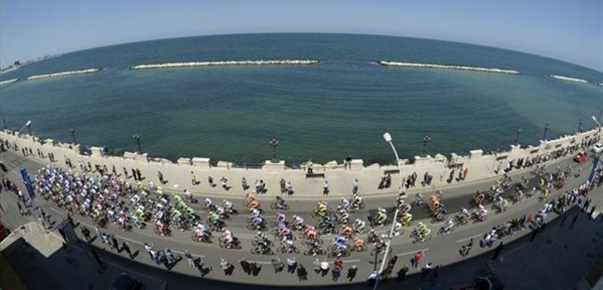 Els ciclistes del Giro passen pel costat del mar Adriàtic, a Itàlia.