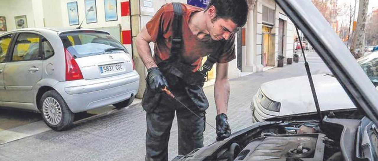 Un taller de coches en l’Eixample de Barcelona.