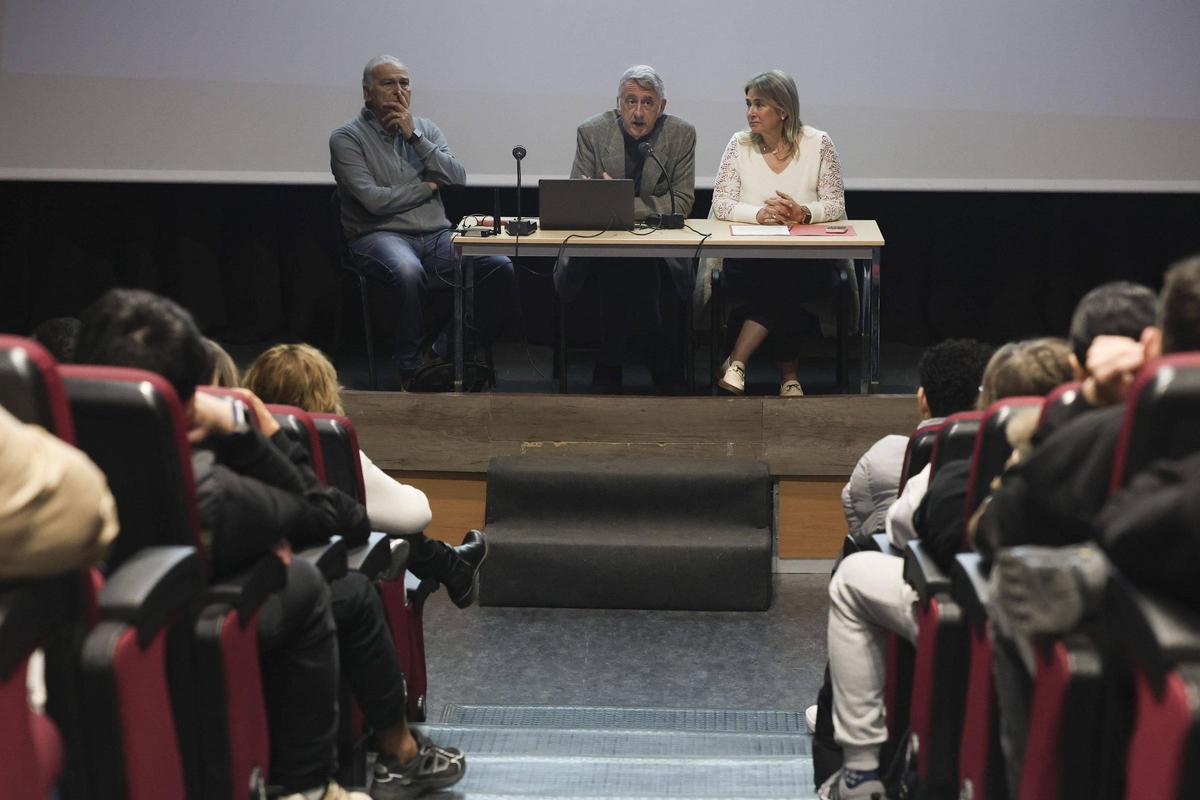 La madre de Marta Calvo imparte charlas al alumnado de ESO y Bachillerato para concienciarles sobre la utilidad de la geolocalización