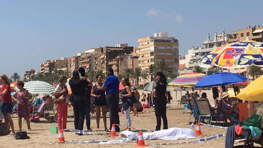 La Policía Local cubrió el cuerpo del fallecido.