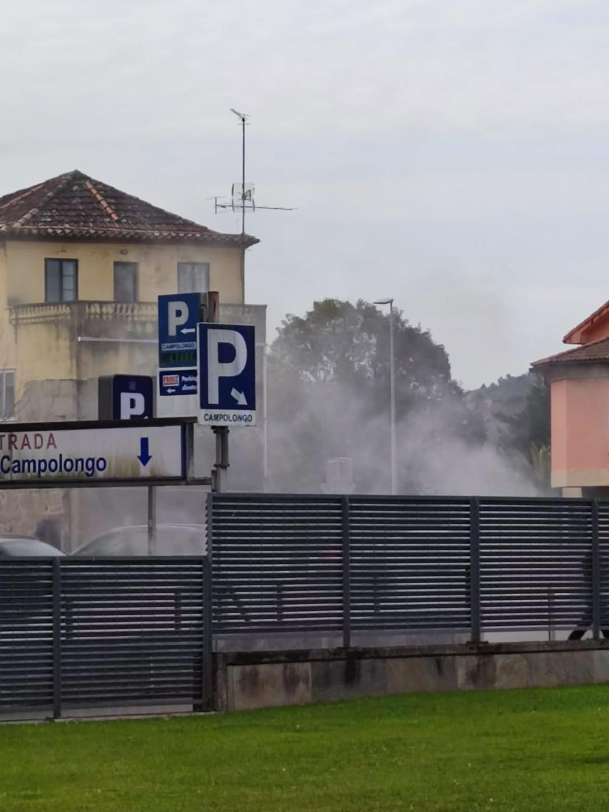 Humo que sale de la entrada al parking