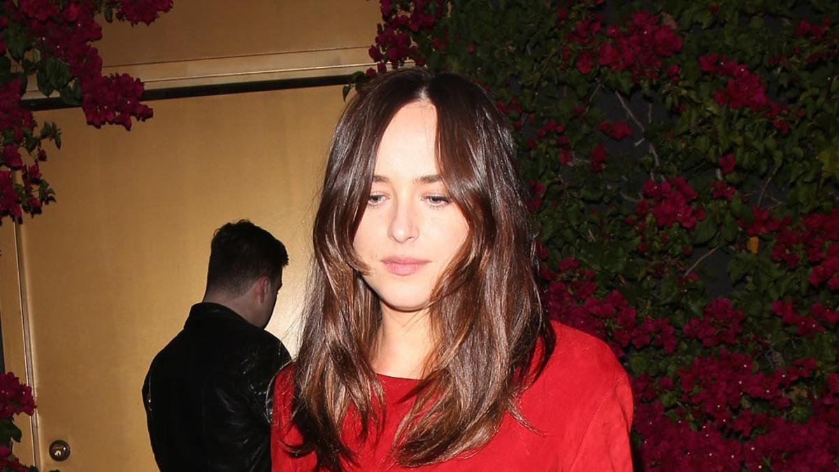 dakota-johnson-se-marca-un-total-look-en-rojo