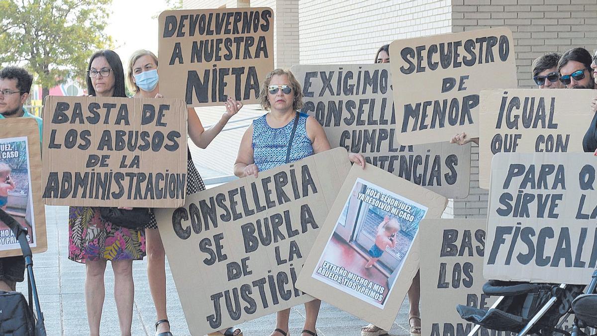 A la izquierda de la imagen el hermano del padre de la menor y la abuela de la niña que reclama la custodia durante la protesta del jueves.