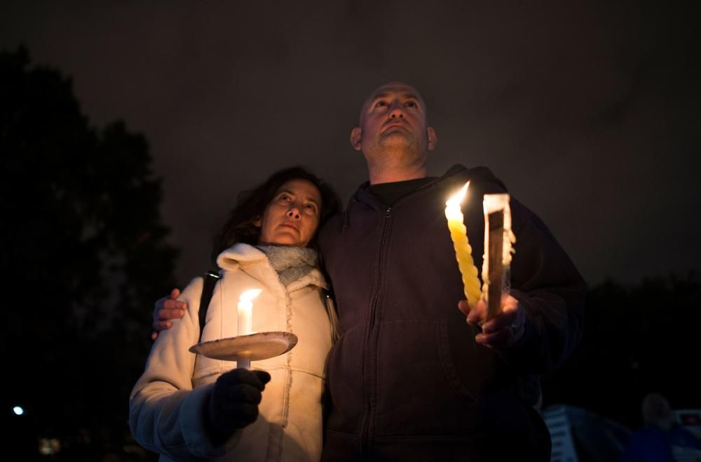 Cientos de personas han tomado parte en actos de recuerdo a las víctimas del ataque antisemita en Pittsburgh.