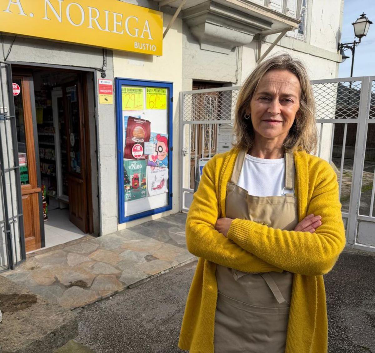 Jorge Salas y Susana Quintana, ayer, en la administración  Casa Salas de Vegadeo.