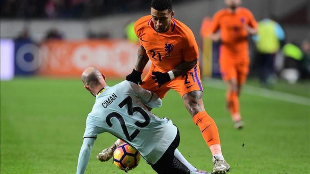 Depay jugó 23 minutos en el amistoso entre Holanda y Bélgica.