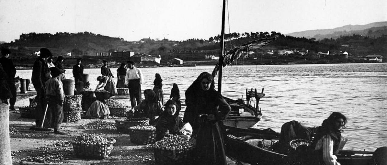 Un grupo de mariscadores tras faenar en Placeres a principios del siglo XX. // FdV