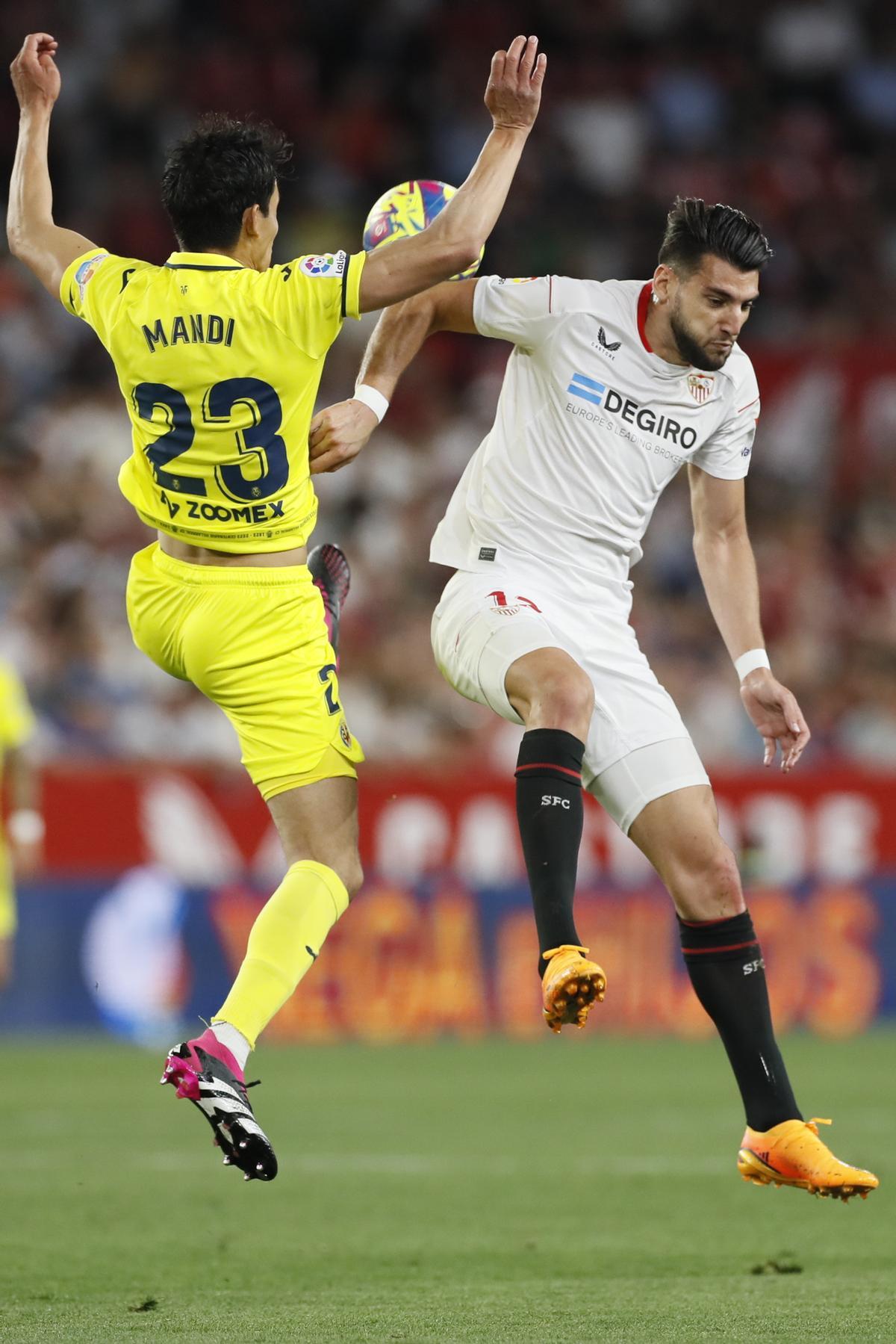 Rafa Mir, ante el Villarreal, con el Sevilla.