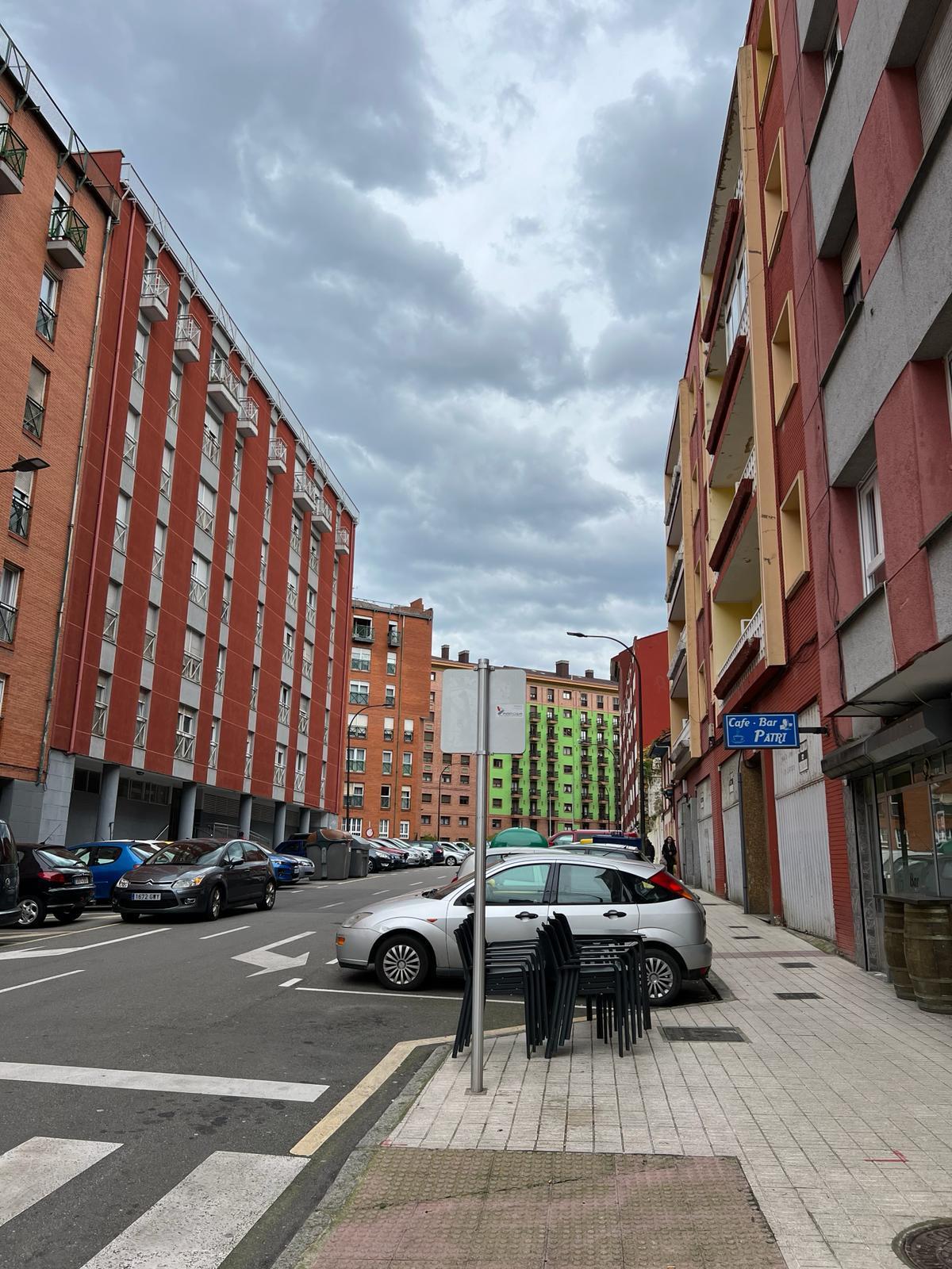 Vista de la avilesina avenida de Gijón, donde se conocieron los asturianos que consiguieron la dinamita para los yihadistas.