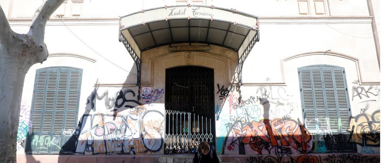 El edificio del Hostal Términus, propidad de Serveis Ferroviaris de Mallorca, está cerrado desde hace años.