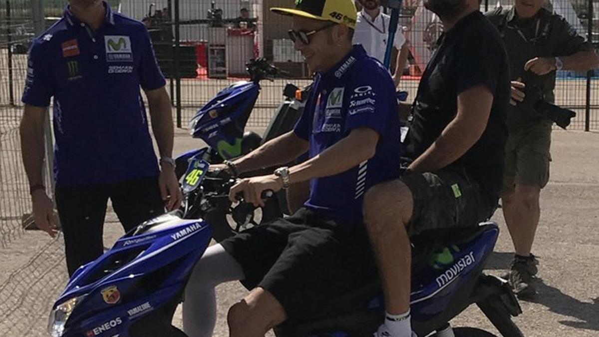 Rossi, en el paddock de MotorLand