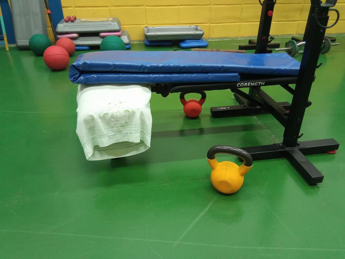 Aparato en mal estado y en el que se ha tenido que colocar una almohada