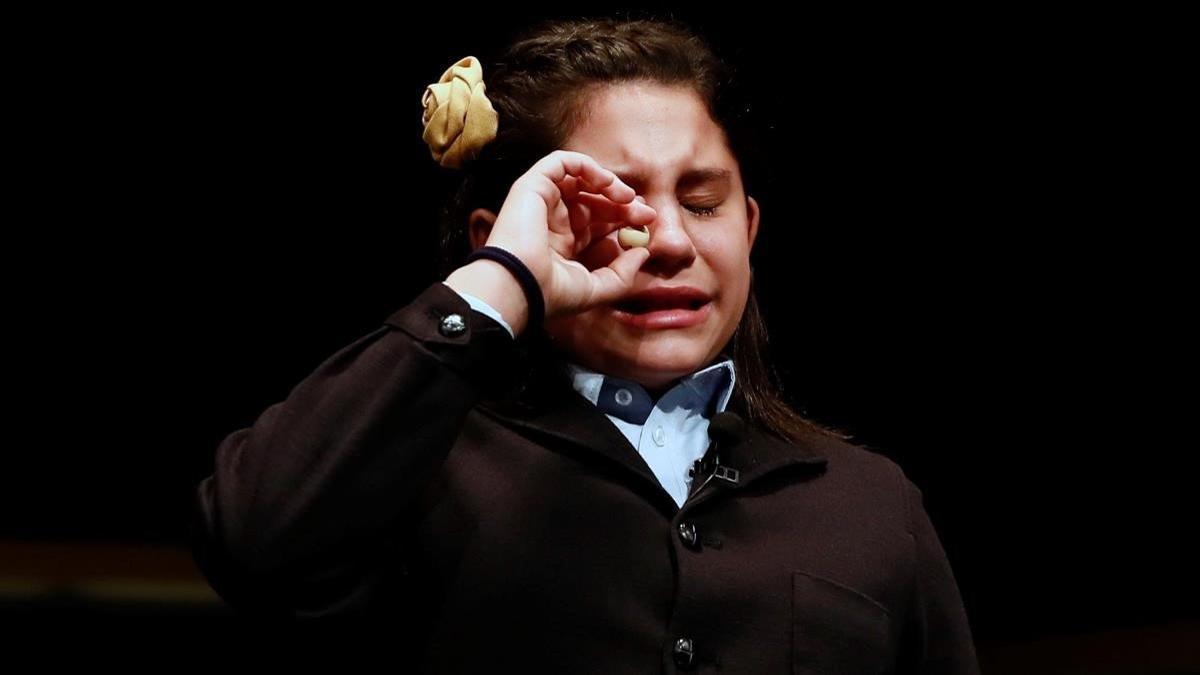 Nerea Pareja Martínez, emocionada y llorando, tras cantar el quinto premio.