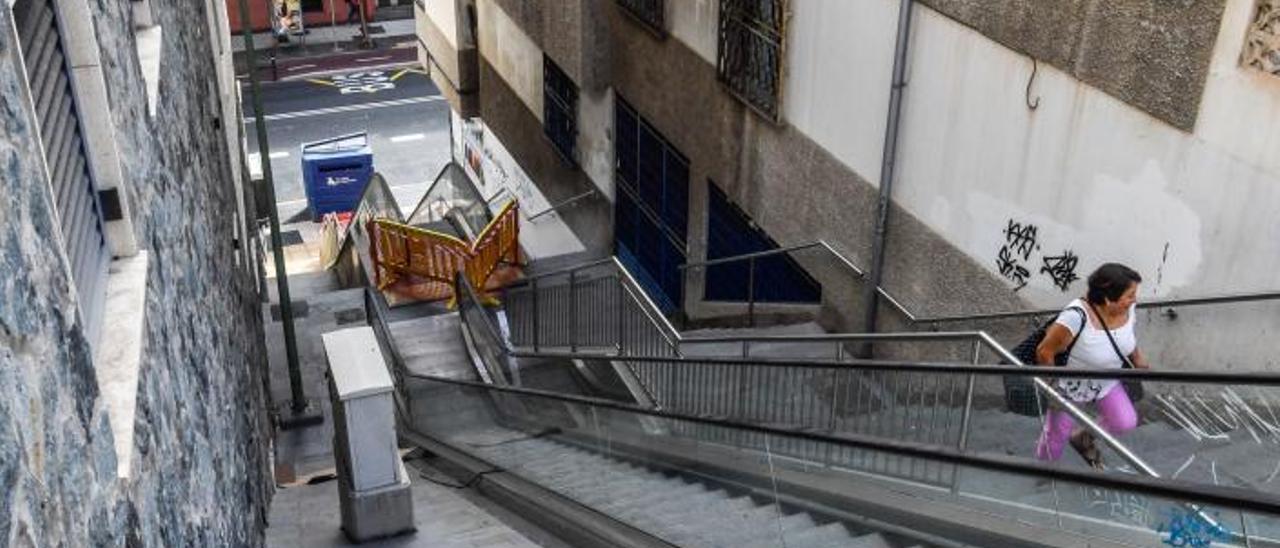 Una mujer sube las escaleras a pie hasta San Nicolás desde Primero de Mayo, al estar las mecánicas rotas desde hace años. | | JUAN CASTRO