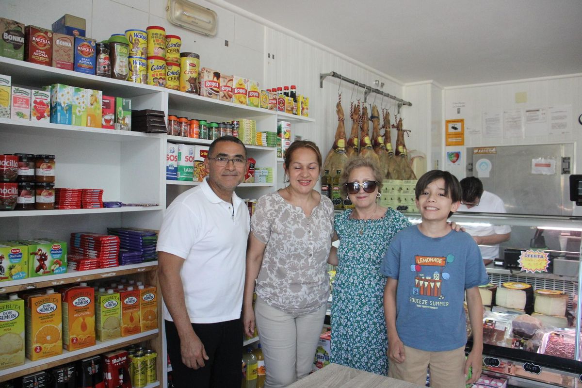 Gladis Pernía y Ronny Viloria con su nieto y una vecina con gafas