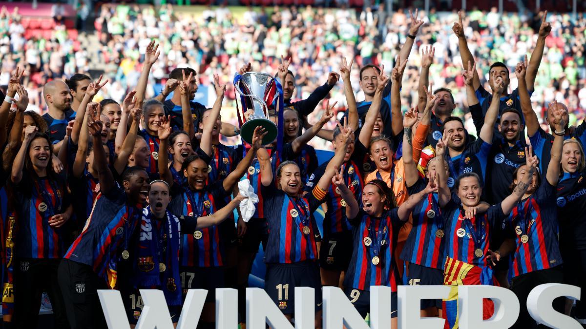 El Barça celebró con el símbolo del 'dos' la Champions de Eindhoven