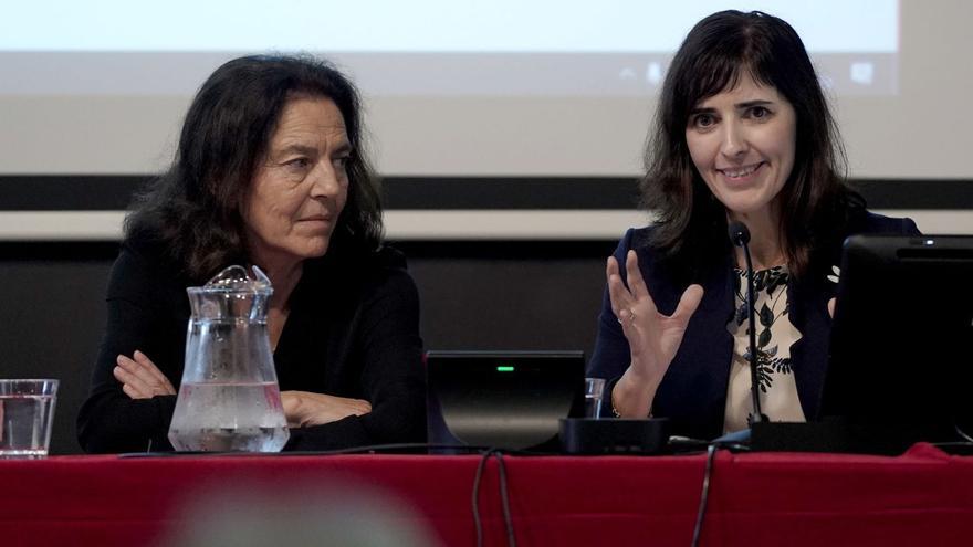 África Espíldora García y Ana Diéguez-Rodríguez, del Instituto Moll,
durante su ponencia en Aranjuez en torno al artista flamenco Jacob van Battel.  // José Luis Roca