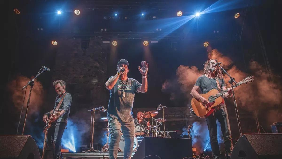 Miembros de Gossos y Lax’n’Busto compartiendo escenario en el Sons del Món.