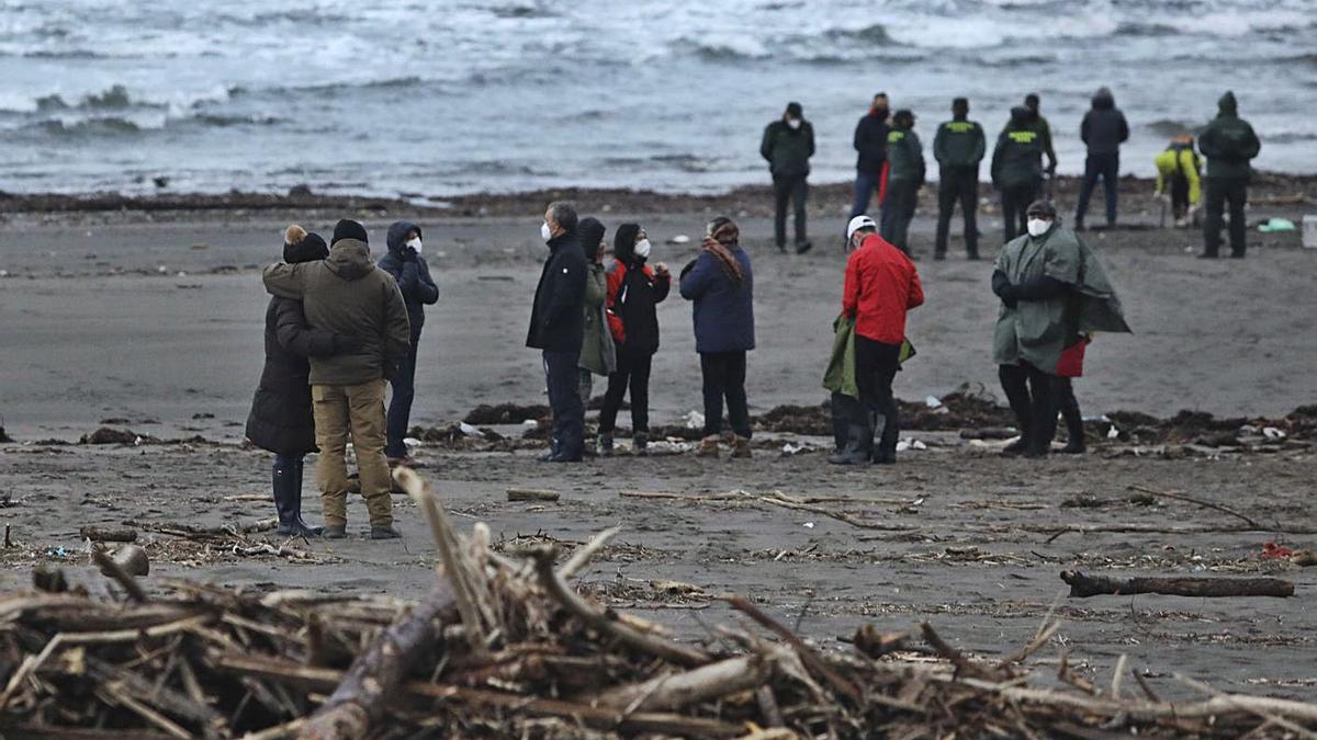 En primer término, familiares de Juan Manuel Vega (en el recuadro), ayer en la playa de Los Quebrantos, tras el hallazgo del cadáver, que rodean agentes de la Guardia Civil. | Ricardo Solís