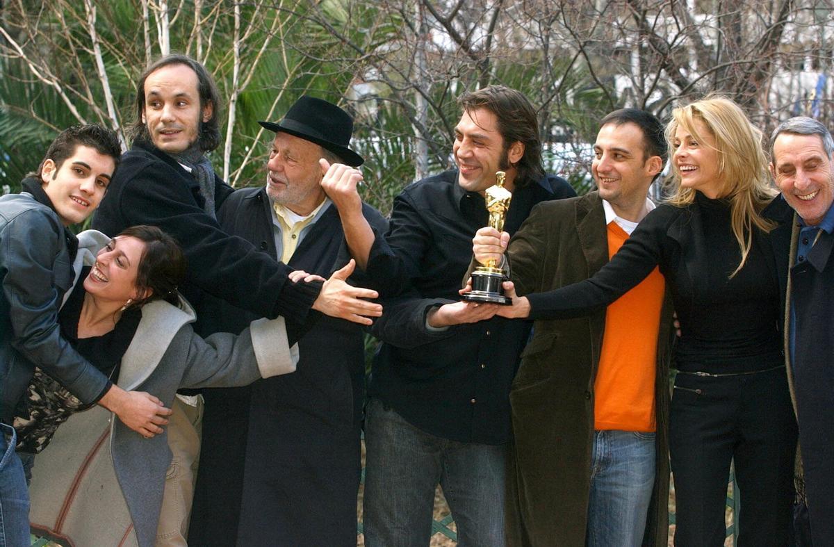 El director Alejandro Amenábar (3 izq), y los actores Tamar Novas, Clara Segura, Francés Garrido, Joan Dalmau, Javier Bardem, Belén Rueda y Celso Bugallo (de izq a dcha), posan con el Oscar ganado por "Mar adentro" en 2007