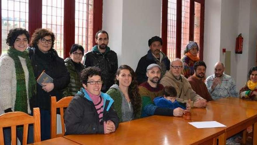 Asistentes a una charla organizada por la asociación.