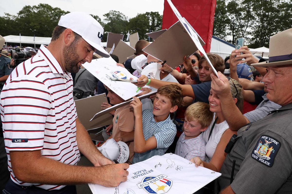 FARMINGDALE, NEW YORK - SEPTEMBER 24: Scottie Scheffler of Team United States signs autographs during a practice round prior to the Ryder Cup 2025 at Black Course at Bethpage State Park Golf Course on September 24, 2025 in Farmingdale, New York. Jamie Squire/Getty Images/AFP (Photo by JAMIE SQUIRE / GETTY IMAGES NORTH AMERICA / Getty Images via AFP)