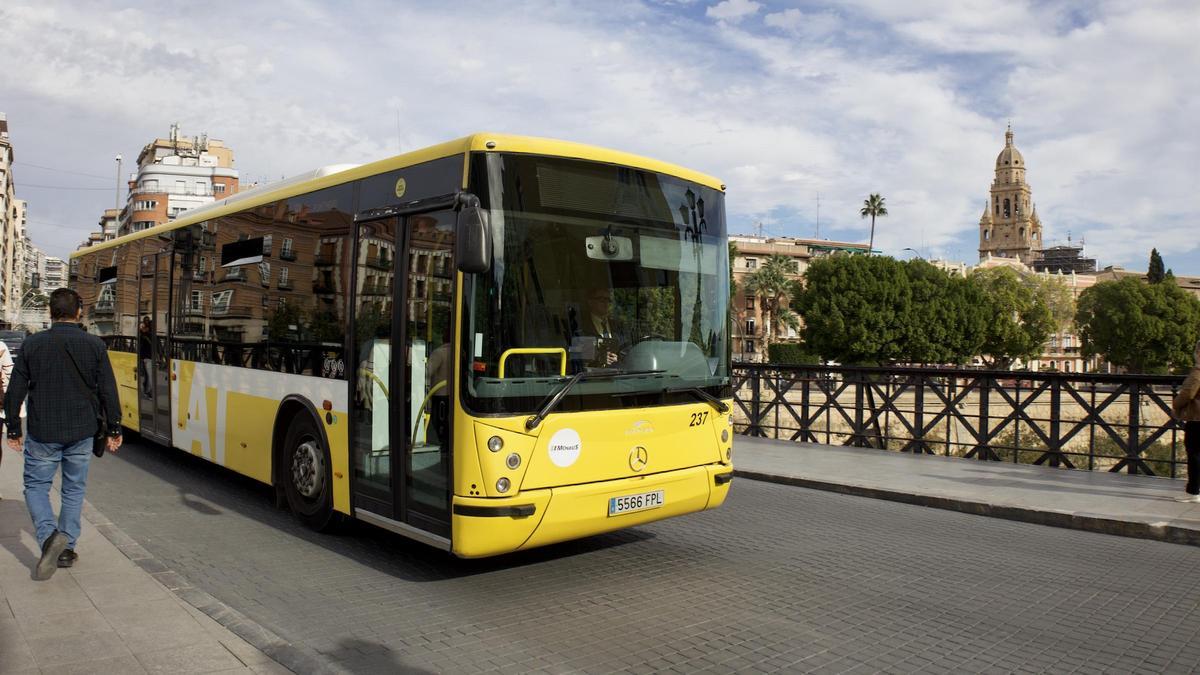 Uno de los autobuses de pedanías circula por el Puente Viejo de Murcia.