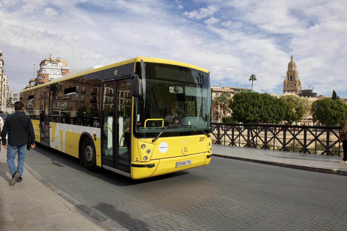 Uno de los autobuses de pedanías circula por el Puente Viejo de Murcia.