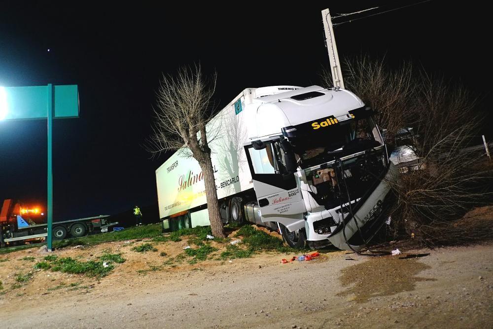 Dos camioneros heridos tras un choque entre Villena y Font de la Figuera