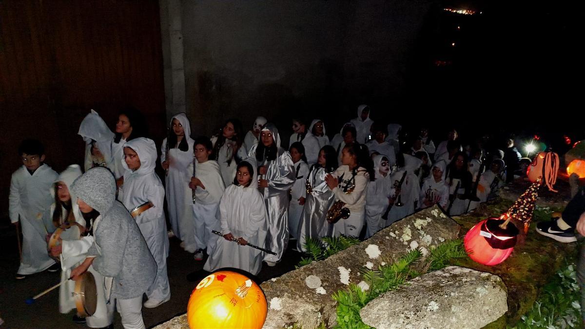 Un momento de la procesión nocturna en los montes de Meaño