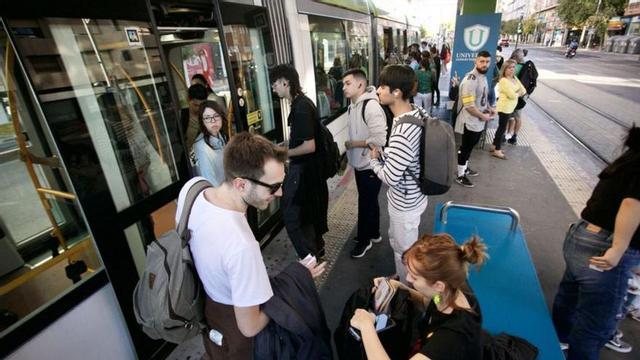 El tranvía ha superado esta semana a los 32.000 usuarios diarios.  | JUAN CARLOS CAVAL