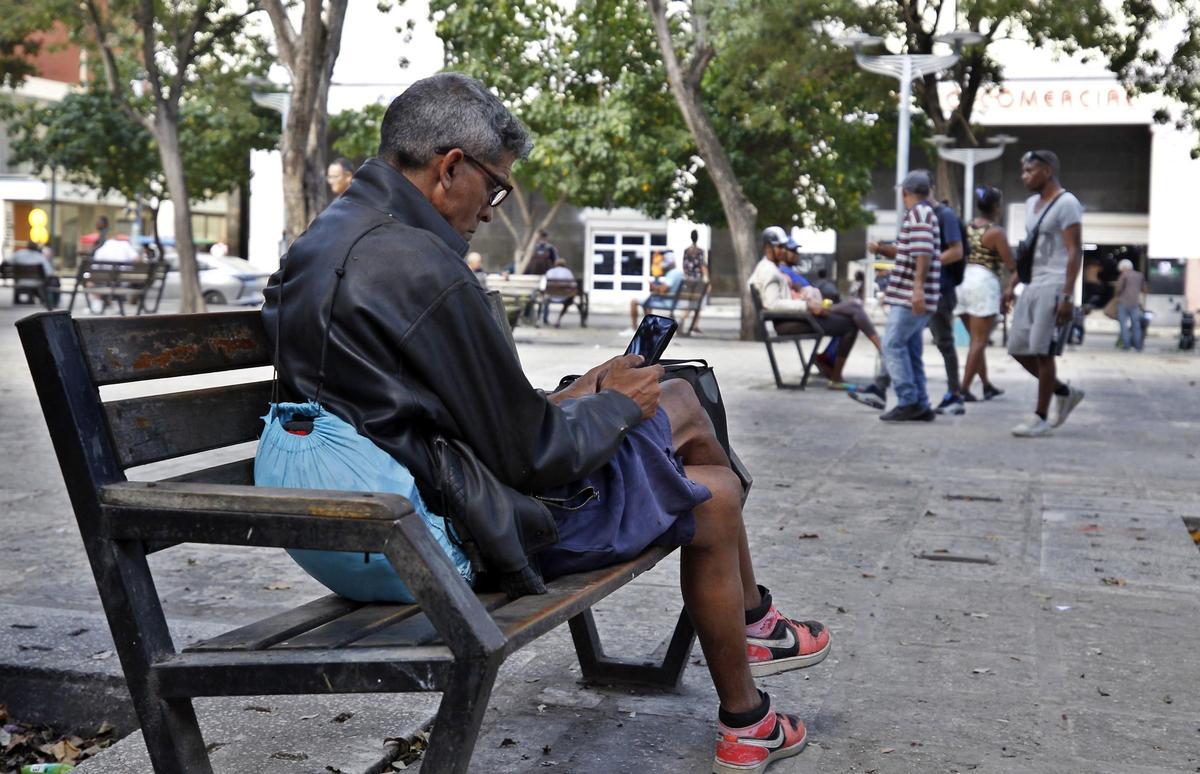 Sin teléfono fijo, móvil o internet: el otro "apagón" de la crisis energética en Cuba