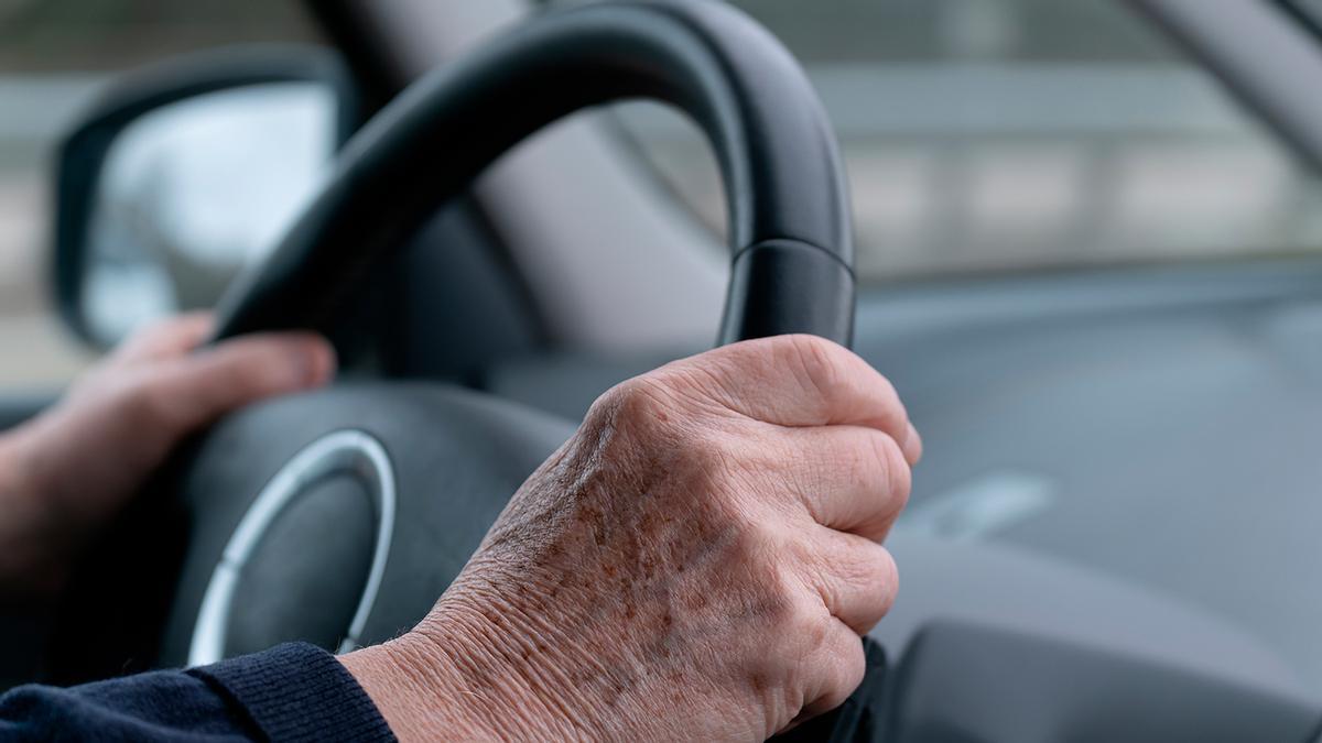 Adiós a conducir: la edad a la que la DGT retira el carnet a los mayores de 65 años