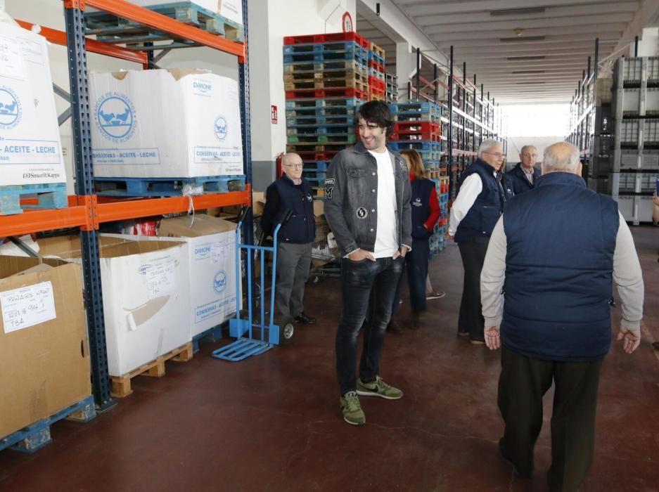Navidad en Vigo 2018 | David Amor, investido con el peto de voluntario del Banco de Alimentos