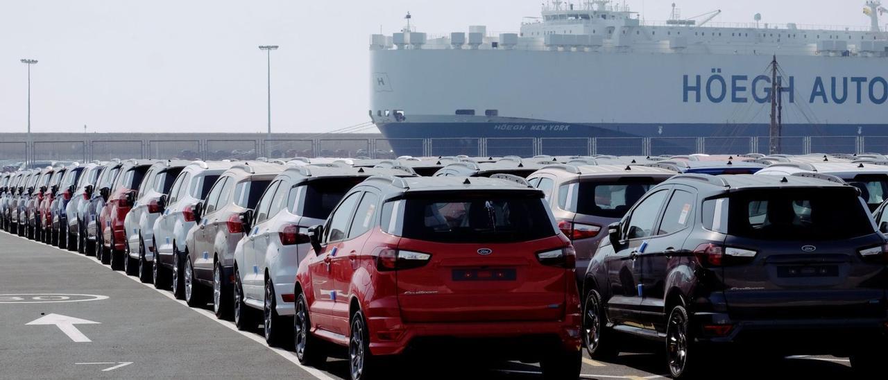 Vehículos fabricados en la factoría de Ford en Almussafes preparados para embarcar en el puerto de València, en imagen de archivo. | REUTERS/HEINO KALIS