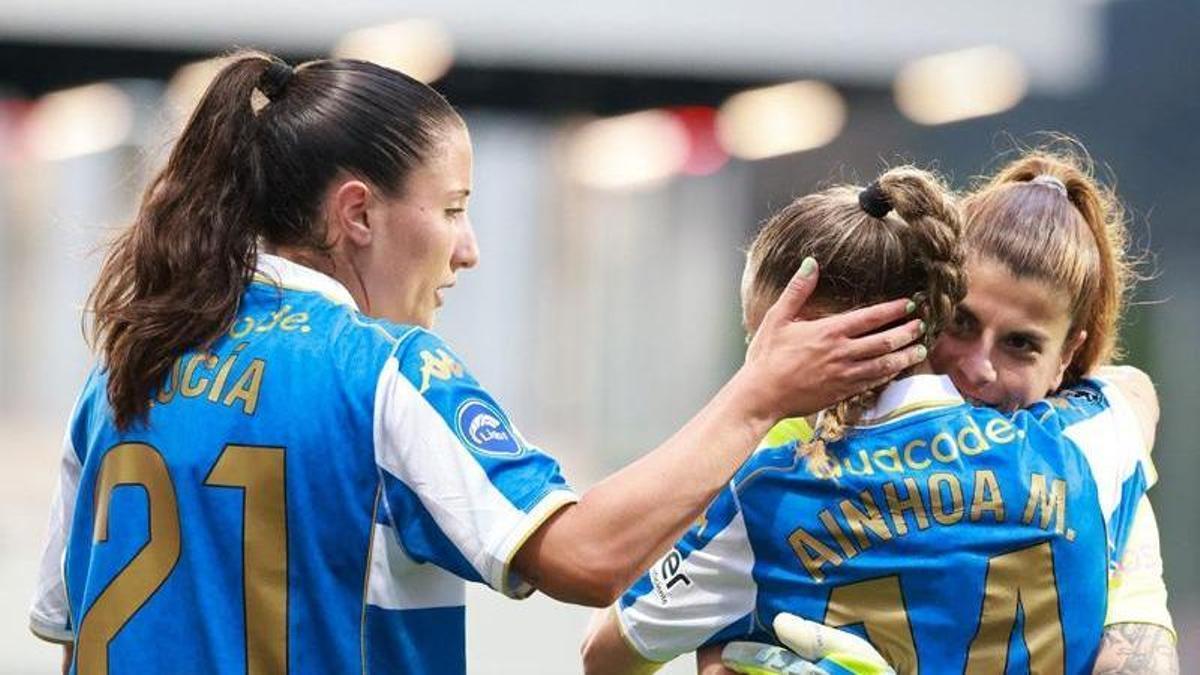 Lucía Martínez e Inês Pereira abrazan a la goleadora Ainhoa Marín.